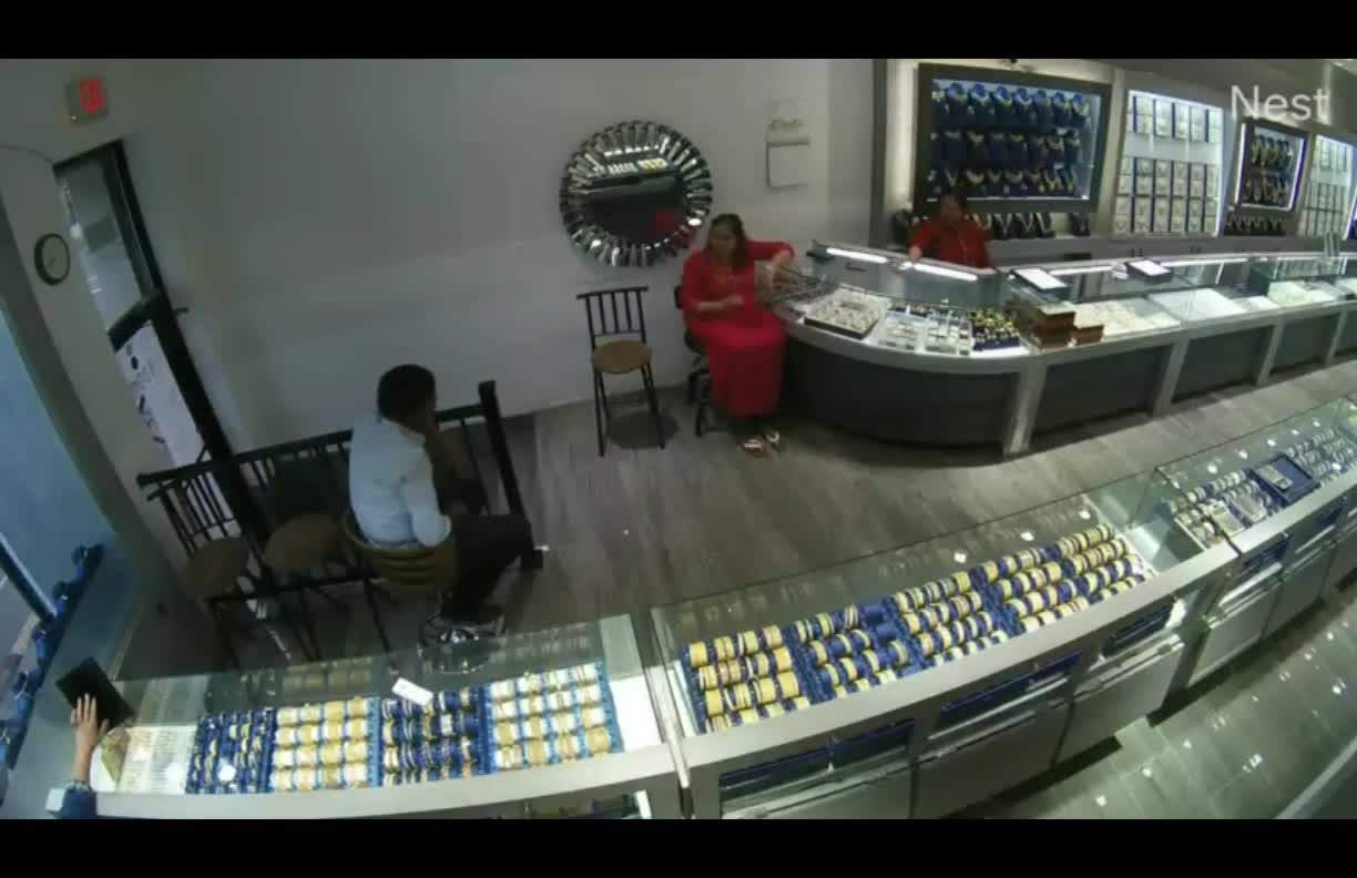 Thieves Rob $1 Million In Jewelry In 60 Seconds