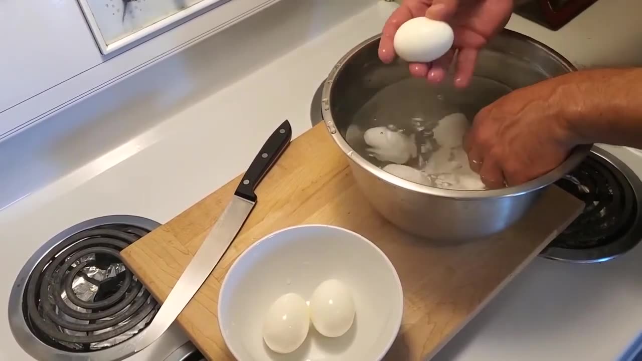 Hard Boiled Eggs (the trick to easily peeling the shells)