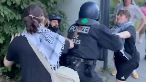 Los manifestantes pro-Palestina fueron arrestados por la policía alemana en Berlín