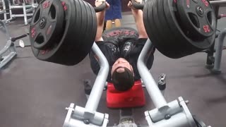 24yearold powerlifter lifting 520 pounds! for 3 reps!