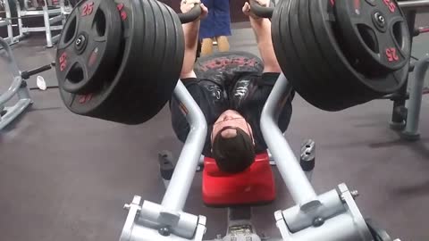 24yearold powerlifter lifting 520 pounds! for 3 reps!