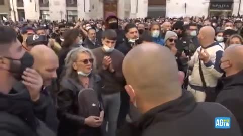 Italy: Police Officers Takes Off Helmet and Joins Restaurateurs Fighting For Businesses To Open