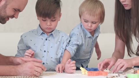 YOUNG HAPPY PARENTS TEACHES HOW TO MAKE COOKIES 🍪 FOR THEIR KIDS