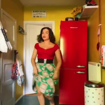 Hot Sexy Figure Lady Dancing in the Kitchen – Sizzling Moves You Can’t Miss! 🔥💃