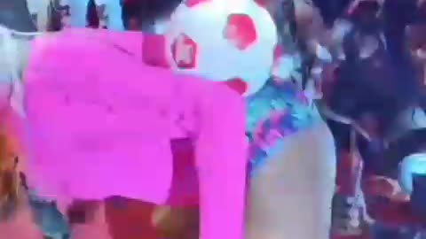 Twerking on stage with a ball at her back..😁