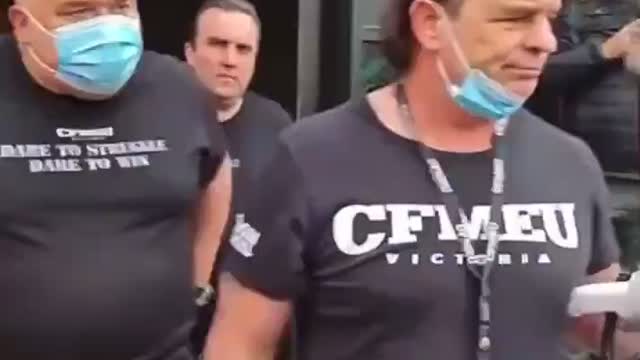 Australia: CFMEU Union officials are trying to placate their members wearing masks!😬