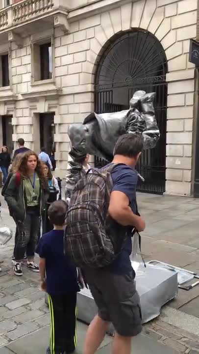 Omg scary moving statue 129M London