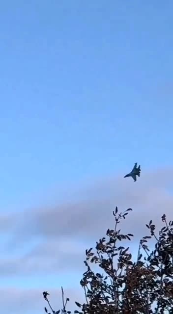 🇺🇦✈️ Ukrainian SU-27 launches an AGM-88 HARM anti-radar missile.