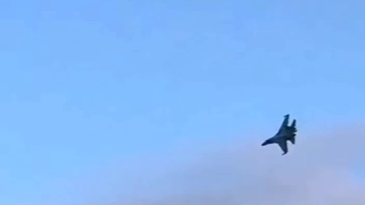 πΊπ¦βοΈ Ukrainian SU-27 launches an AGM-88 HARM anti-radar missile.