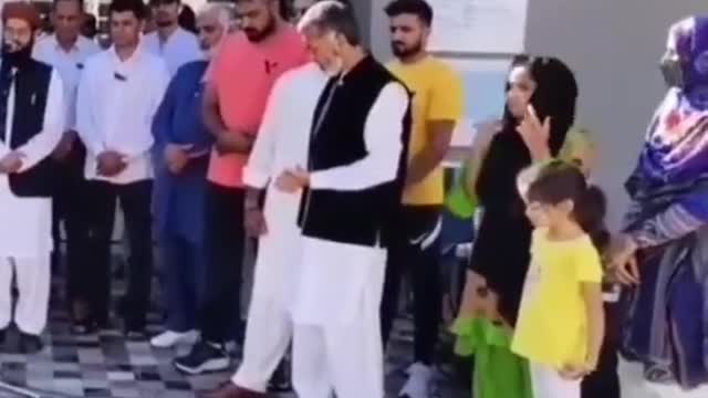 Ο υπέρμαχος της Πακιστανικής Σαρίας, Τζαβέντ Ασλάμ εξαφανίζει από το πλάνο γυναίκες και τις βάζει πλάτη.