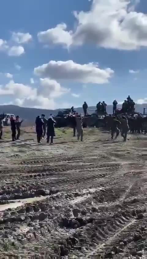 GLI UCRAINI RUSSOFONI DANNO IL BENVENUTO ALL’ESERCITO RUSSO