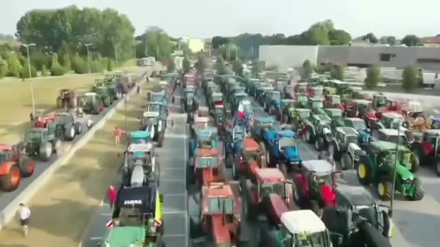 Agricultores y granjeros italianos toman las carreteras