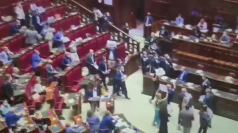 Des députés italiens ont manifesté dans le Parlement pour protester contre le GreenPass