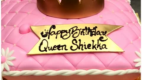 A pillow-shaped cake with a crown on top! 😲🍰