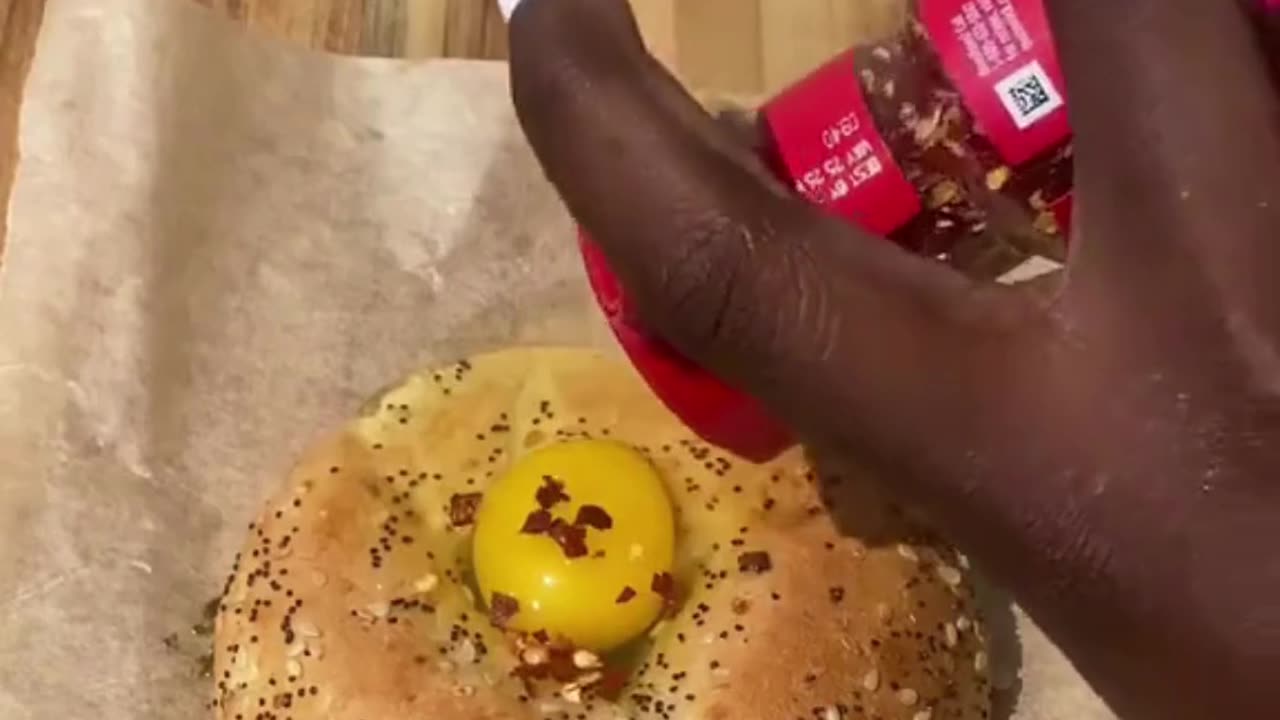 Essa receita de rosquinha e ovos para o café da manhã vai deixar você de queixo caído🥯 🍳