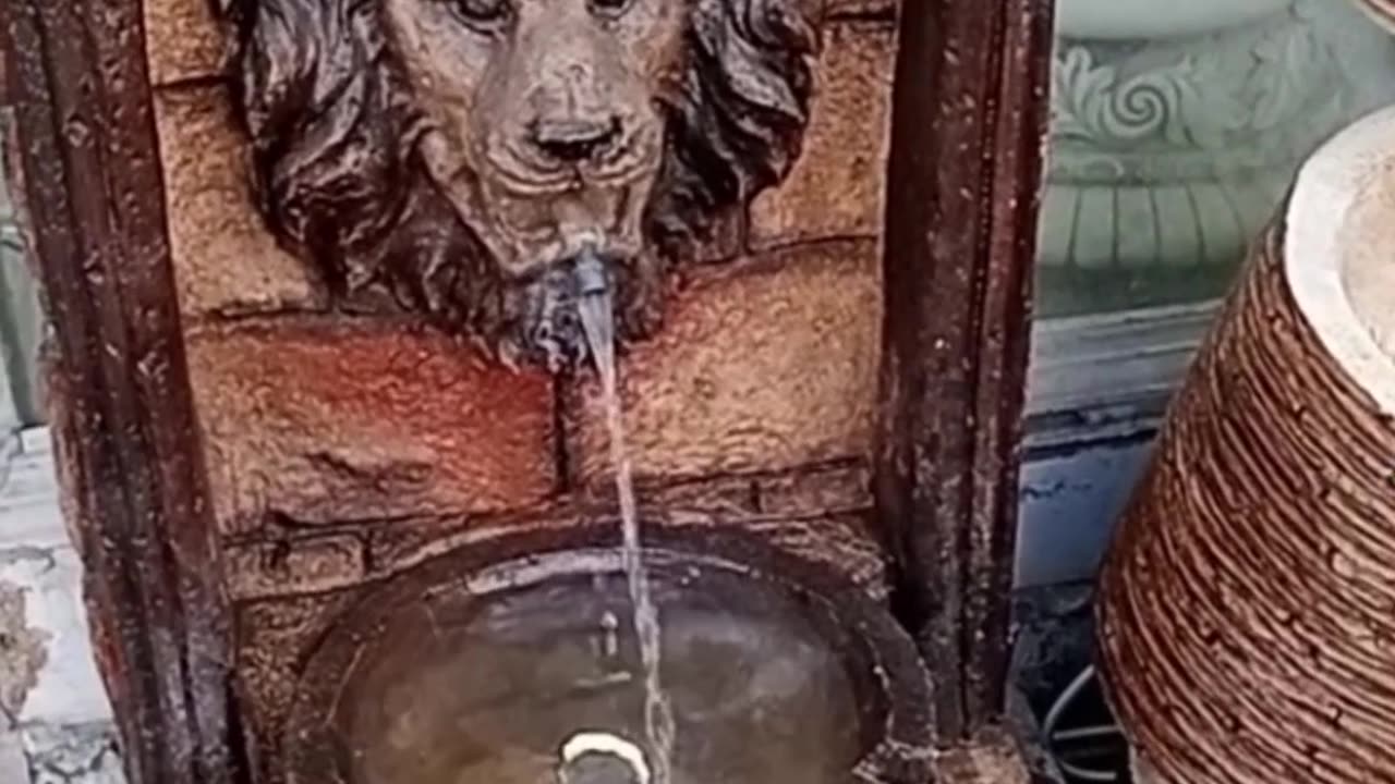 Roaring Majesty: Lion-Shaped Waterfall Sculpture Comes to Life"