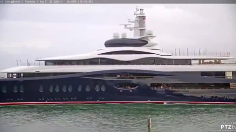 MARK ZUCKERBERG, AN OUTSPOKEN CRITIC OF CLIMATE CHANGE, SHOWS OFF HIS NEW $300 MILLION YACHT 🤬