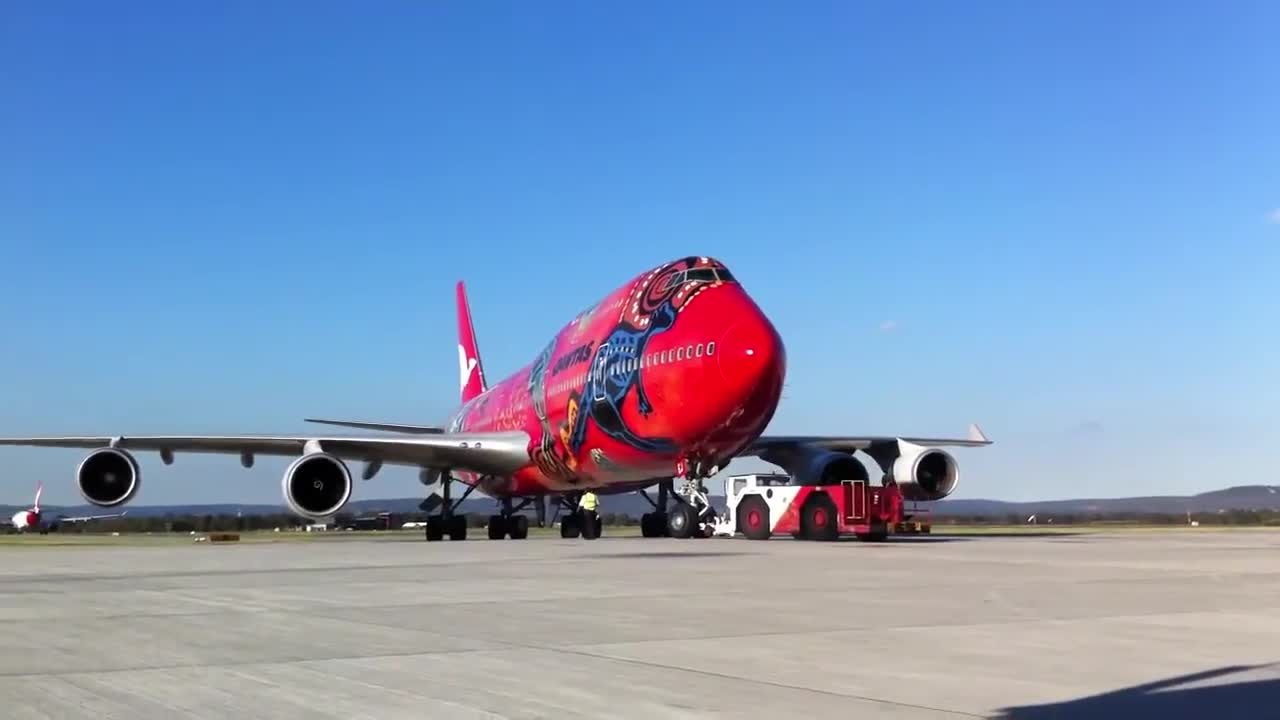 Qantas 747-400er VH-OEJ Perth Airport bay 12 pushback