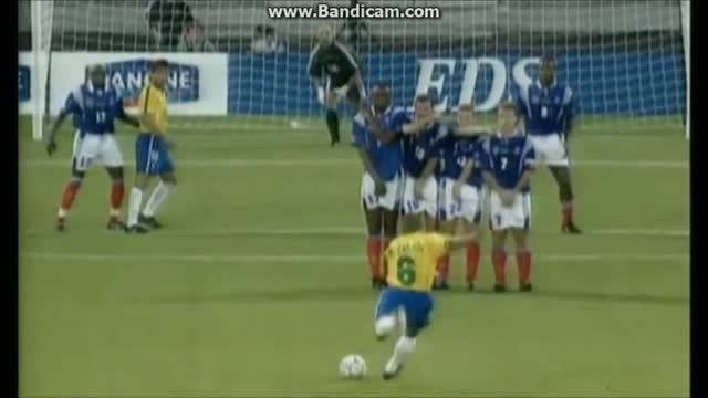 Roberto Carlos amazing curved free kick for Brazil