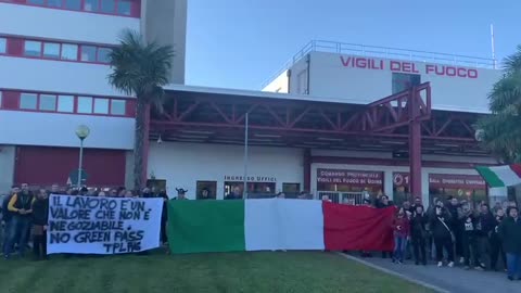 Udine: vigili del fuoco contro il green pass