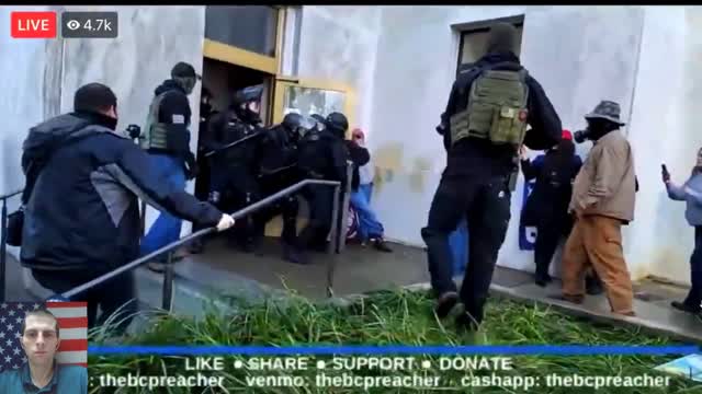 Anti-Lockdown Protesters Fight Police At Salem, Oregon State Capitol!