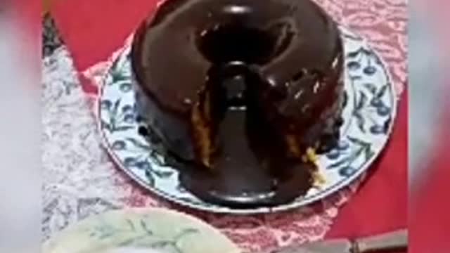 Bolo de cenoura, com cobertura de chocolate.