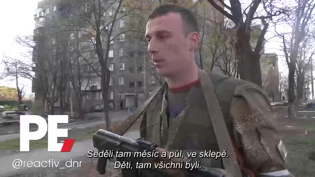 Voják DLR k používání obyvatel Mariupolu jako lidských štítů