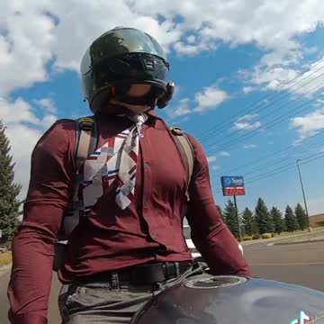 This guy change his Tshirt quickly while he riding