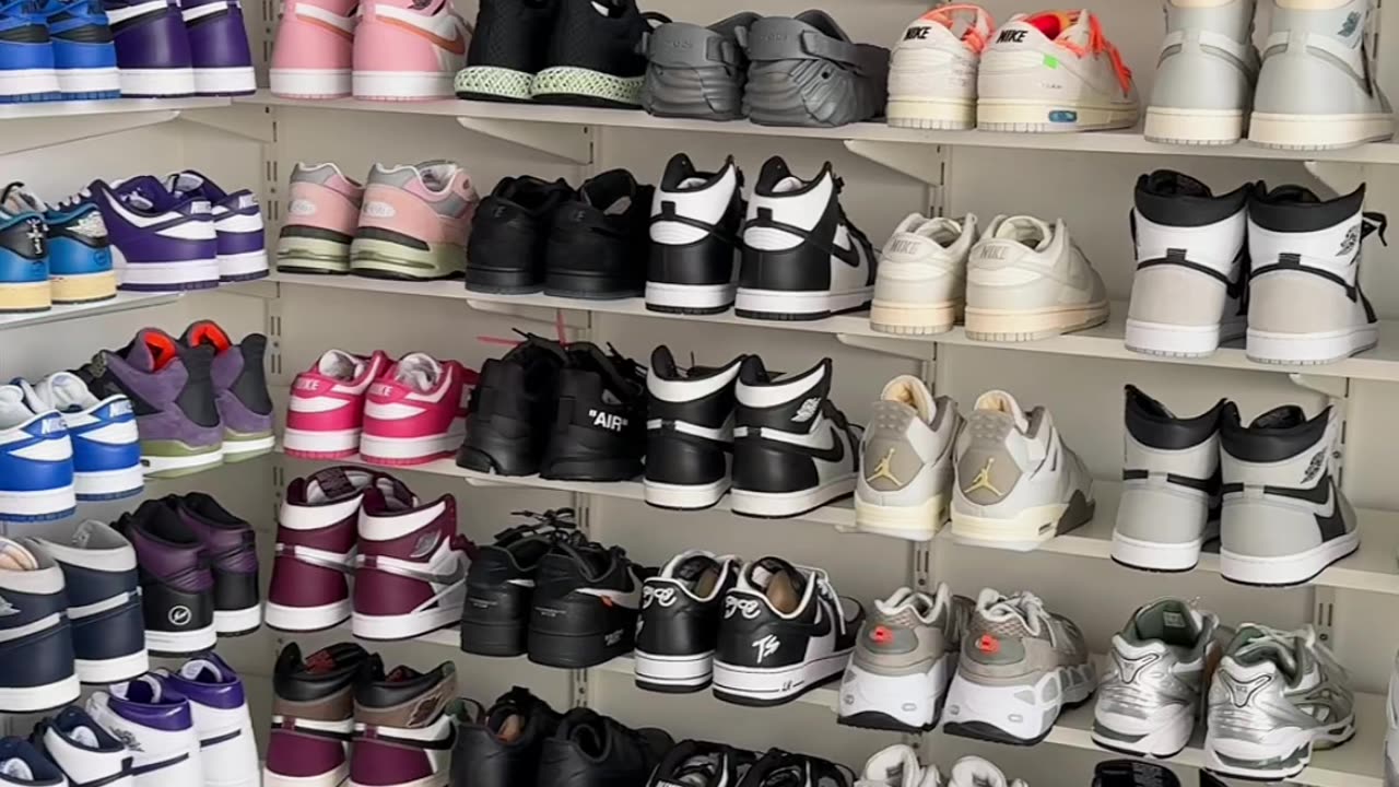 Imagine this being your sneaker room.. 😍