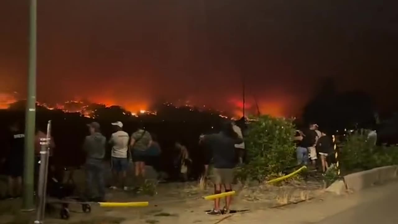 Crowds gathered at the lake side in #Kelowna to watch the fire, Maui 2