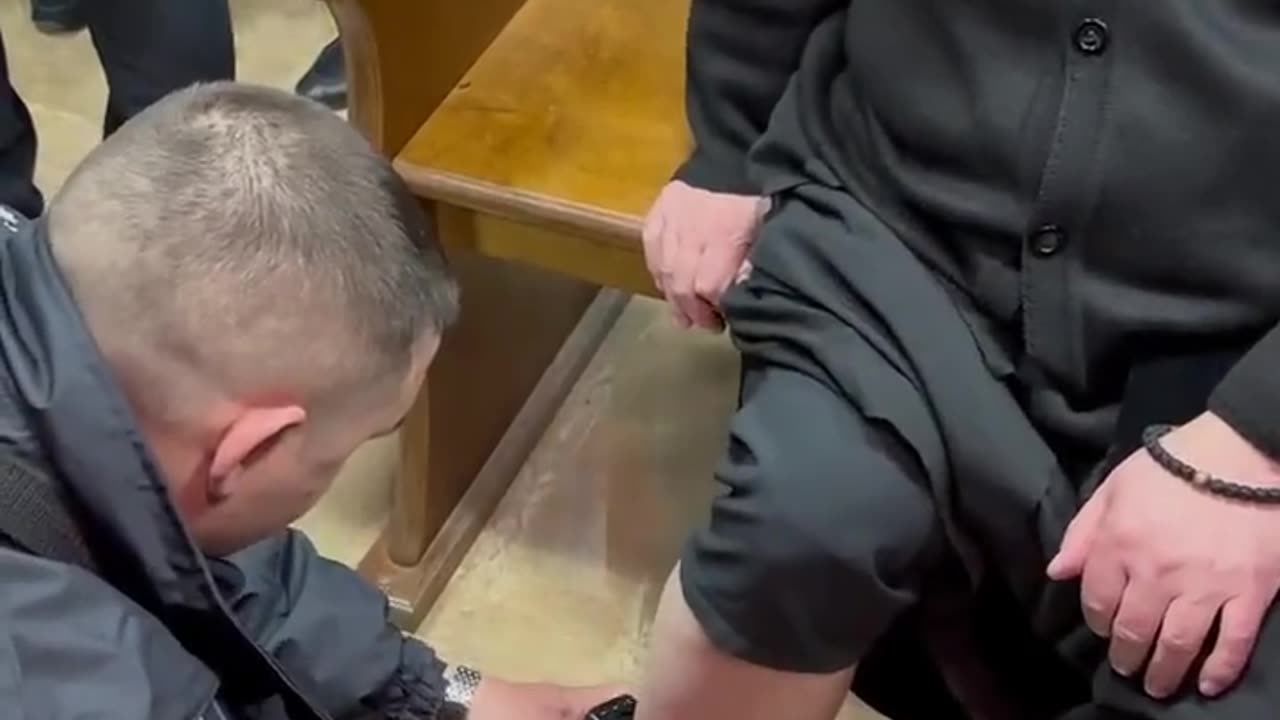 Δυνάμεις του Ζελένσκι πέρασαν ηλεκτρονικό βραχιολάκι σε ιερέα