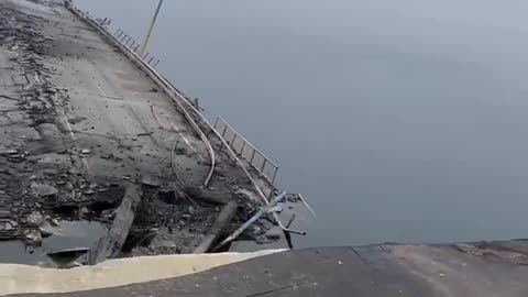 Ukrainian soldiers on the Antonovsky Bridge, Kherson
