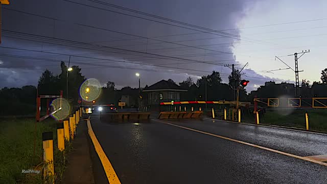 Rainy Railway crossing. Commuter train. Pushkin / Пригородный элекропоезд в дождь на жд переезде