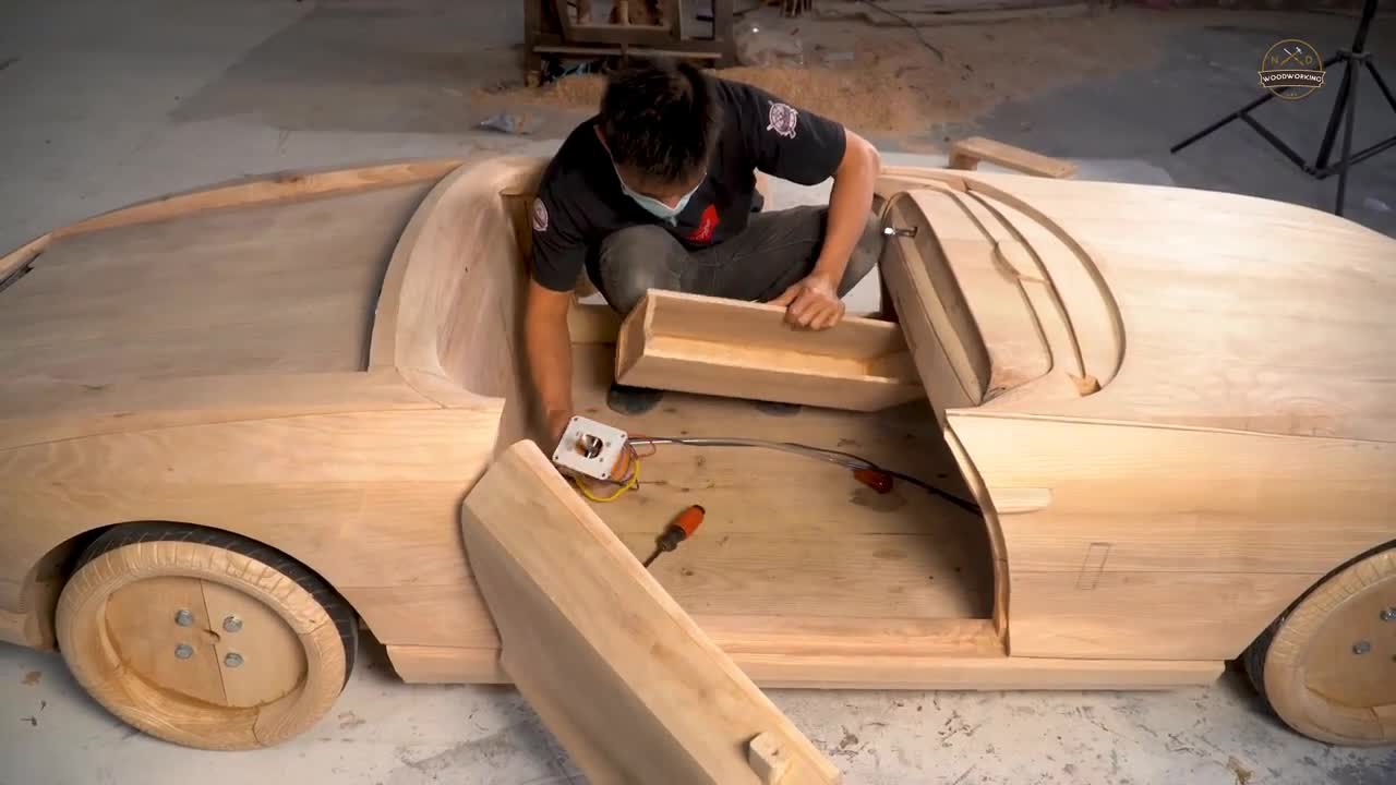 See how the master makes a Rolls-Royce out of wood 3