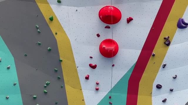 The champion of junior high school girls' rock climbing competition, 15 meters high, with the rock w