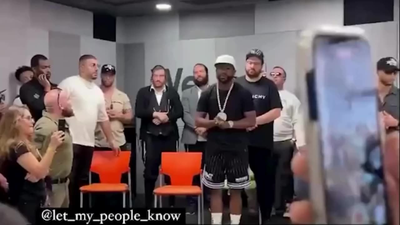 Boxer Floyd Mayweather pays a visit to wounded Israeli soldiers