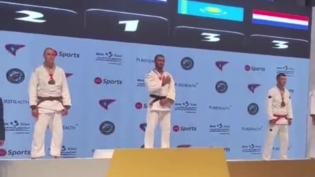 ΤΟΥΣ ΠΕΙΡΑΖΕΙ Ο ΕΘΝΙΚΟΣ ΥΜΝΟ