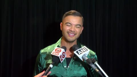 Australian Singer Guy Sebastian dedicates a song