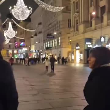 Πάει ο άλλος να δει όπερα στη Βιέννη και βγαίνει και φτύνει στον κόρφο του γιατί θα προτιμούσε να είναι στο Νικο Απέργη