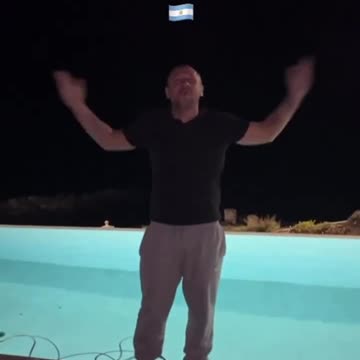 Casano hidhet ne pishine