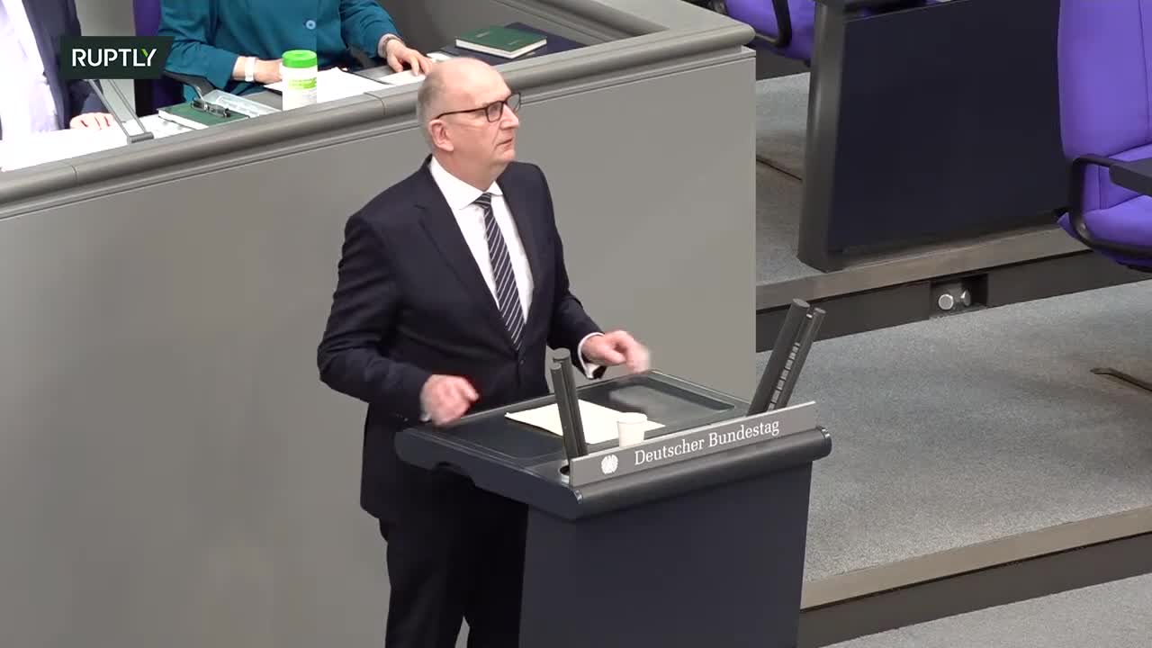 Scholz gives statements during extraordinary session on the current situation in Ukraine.mp4