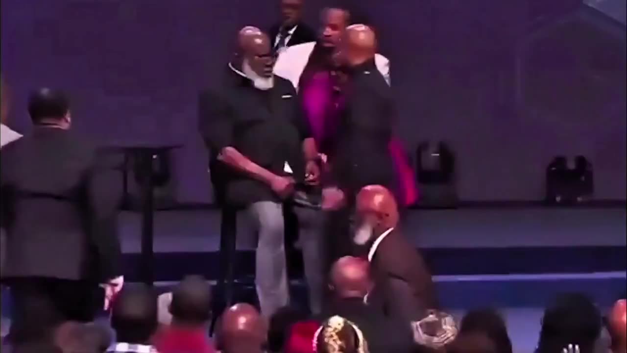 Vaccine pushing wolf in sheeps clothing "Pastor TD Jakes" suffered a stroke from ...