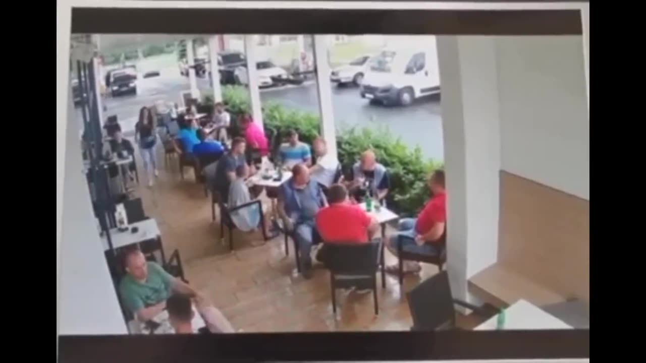 E frikshme/ Shoferi humb kontrollin hyn me veturë në kafene dhe përplas klientët e ulur