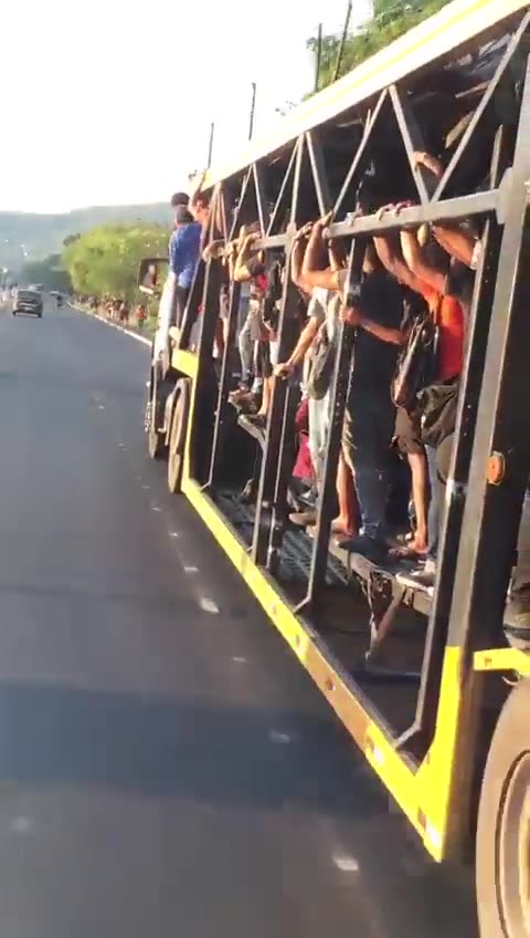 Vídeo mostra passageiros pegando carona em caminhão cegonha após ataques no Rio