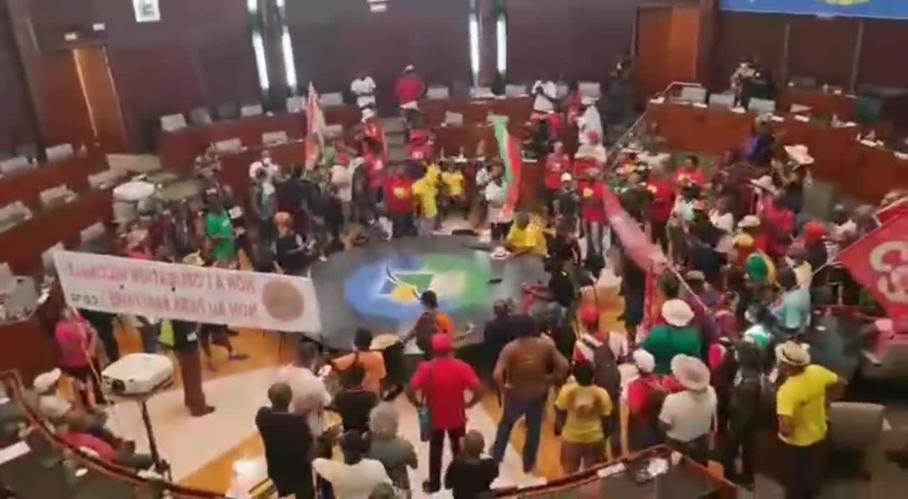 Protesters against mandates burst into Parliament in Guadeloupe & MP's run away