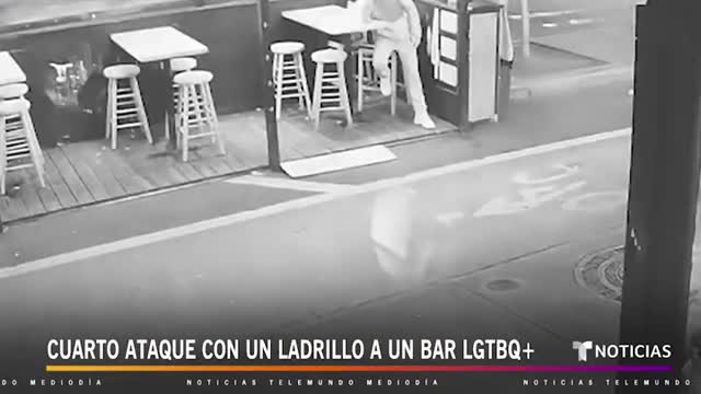 Buscan a este hombre por atacar un bar gay de Nueva York #Shorts _ Noticias Telemundo