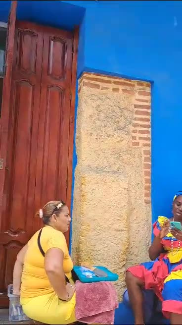 “No dejan pasar”: Quejas por palenqueras haciéndose pedicura en espacio público