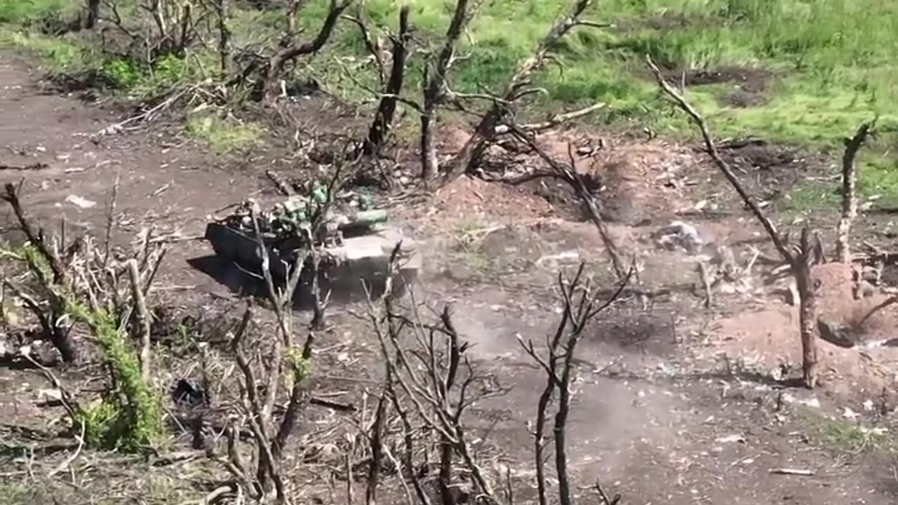 video from the Ukrainian 30th Mechanized Brigade assaulting a RU position with the support of a tank