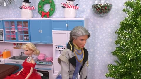 Christmas ! Elsa and Anna toddlers - what happens to Santa ? Gifts - decorations - tree