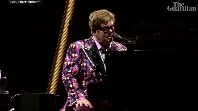 Elton John's tribute to Queen Elizabeth II at Toronto concert_ 'I'm glad she's at peace'片段